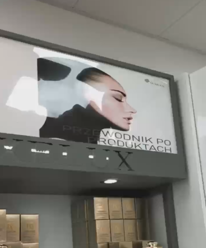 Estanterías para cosméticos exportadas a Bélgica con iluminación integrada y pantallas publicitarias